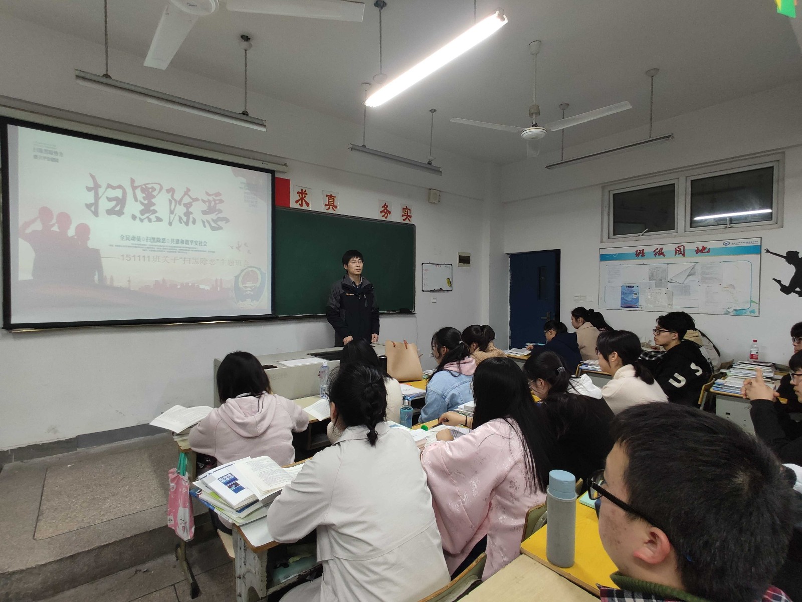 党旗下的班级，船舶工程学院党支部积极开展“党员进班级”活动