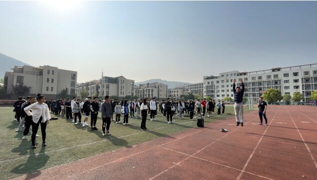 有序开展线下体育教学  激发居校学生运动热情