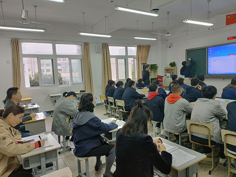 机电工程学院公开课活动—刘森老师讲授《无稳态电路》