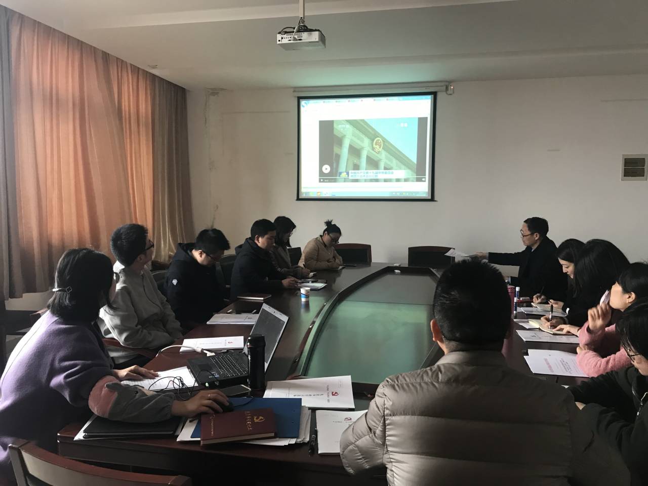 信息管理学院党总支集中学习十九届四中全会精神