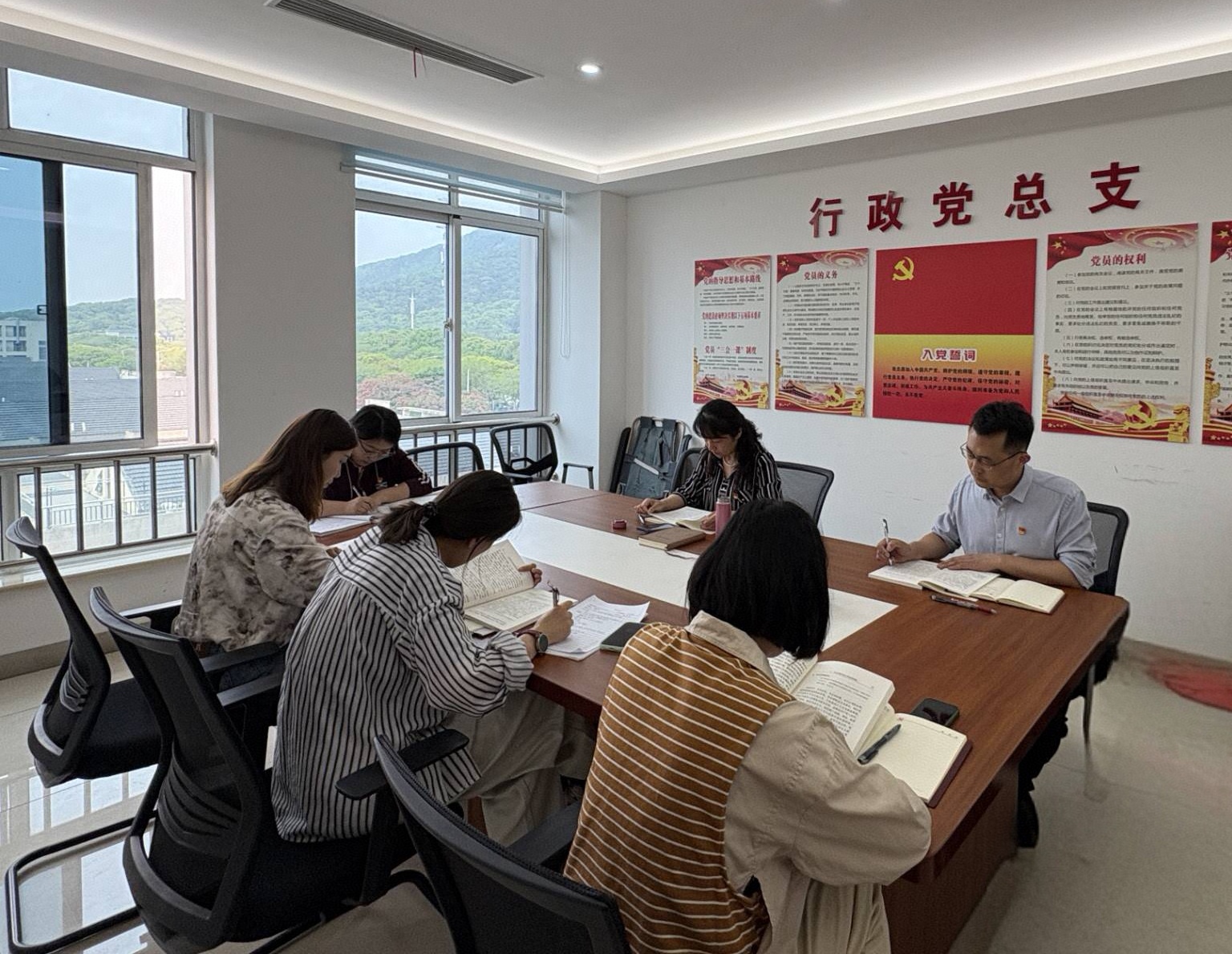 行政第二党支部开展“轮流领学”， 让政治理论学习入脑入心